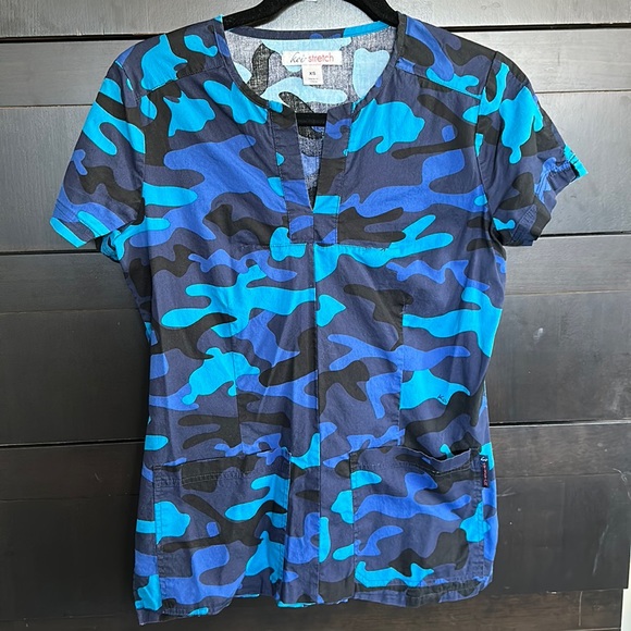 Koi scrub top. - Picture 1 of 3